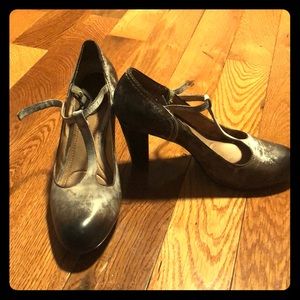 Frye Lois T Strap Heel size 8